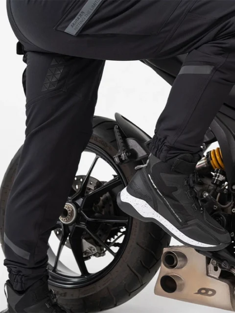 shima_Akira_pants_Black_Men_600x800_8-1-480x639.webp