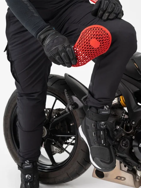 shima_Akira_pants_Black_Men_600x800_9-1-480x639.webp