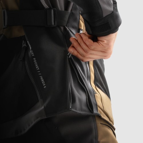 KURTKA TEKSTYLNA REBELHORN HARDY 3.0 DESERT GREY RED  13.jpg