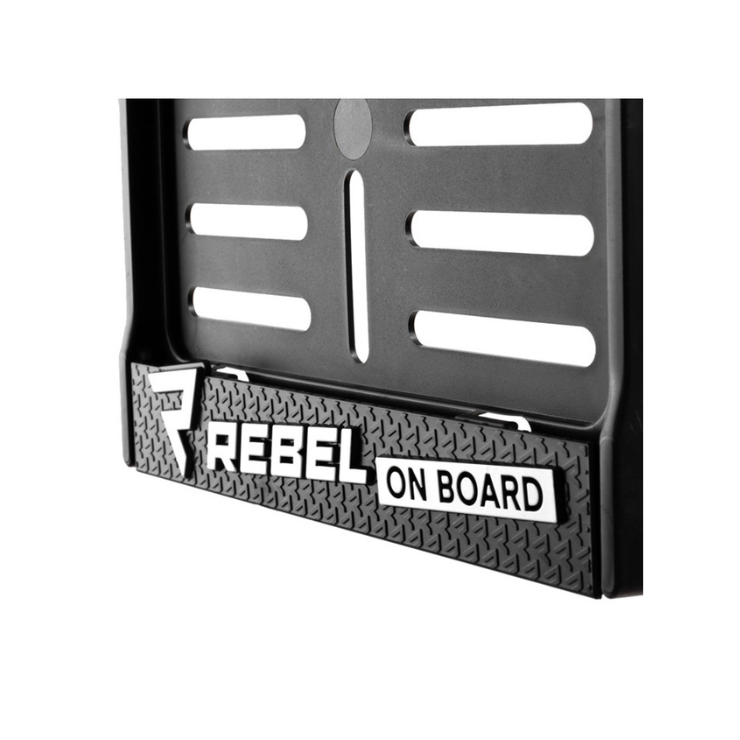REBELHORN REBEL ON BOARD CZARNA RAMKA TABLICY REJESTRACYJNEJ MOTOCYKLA2.png